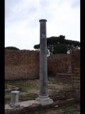 07488 ostia - regio iv - insula iii - domus dei pesci (iv,iii,3) - (via della caupona) - raum (n) - saeule - 01-2024.jpg